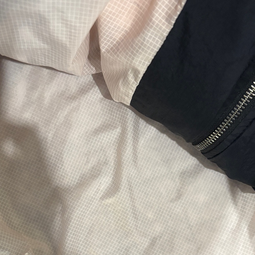Levi's Black Quilted + Lined Bomber Jacket. Women XL. Like new condition. Sharp! - Picture 7 of 10
